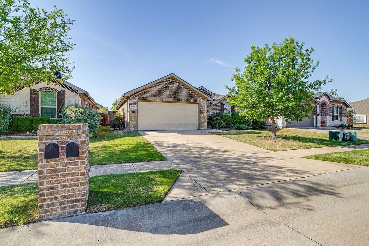 11608 Champion Creek Dr - Photo 2 of 20