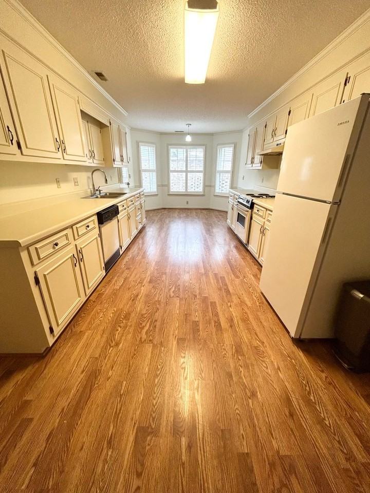 224 N Salem Ave - Photo 4 of 8