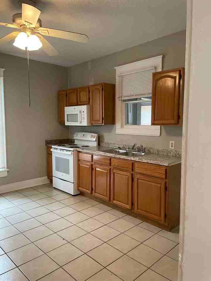 906 N Kansas Expy - Photo 4 of 7