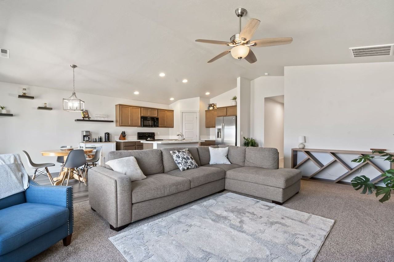 6740 S Nordean Ave - Photo 3 of 17