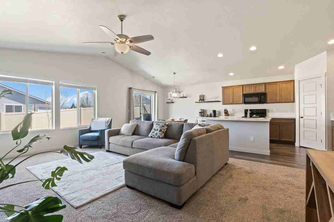 6740 S Nordean Ave - Photo 4 of 17