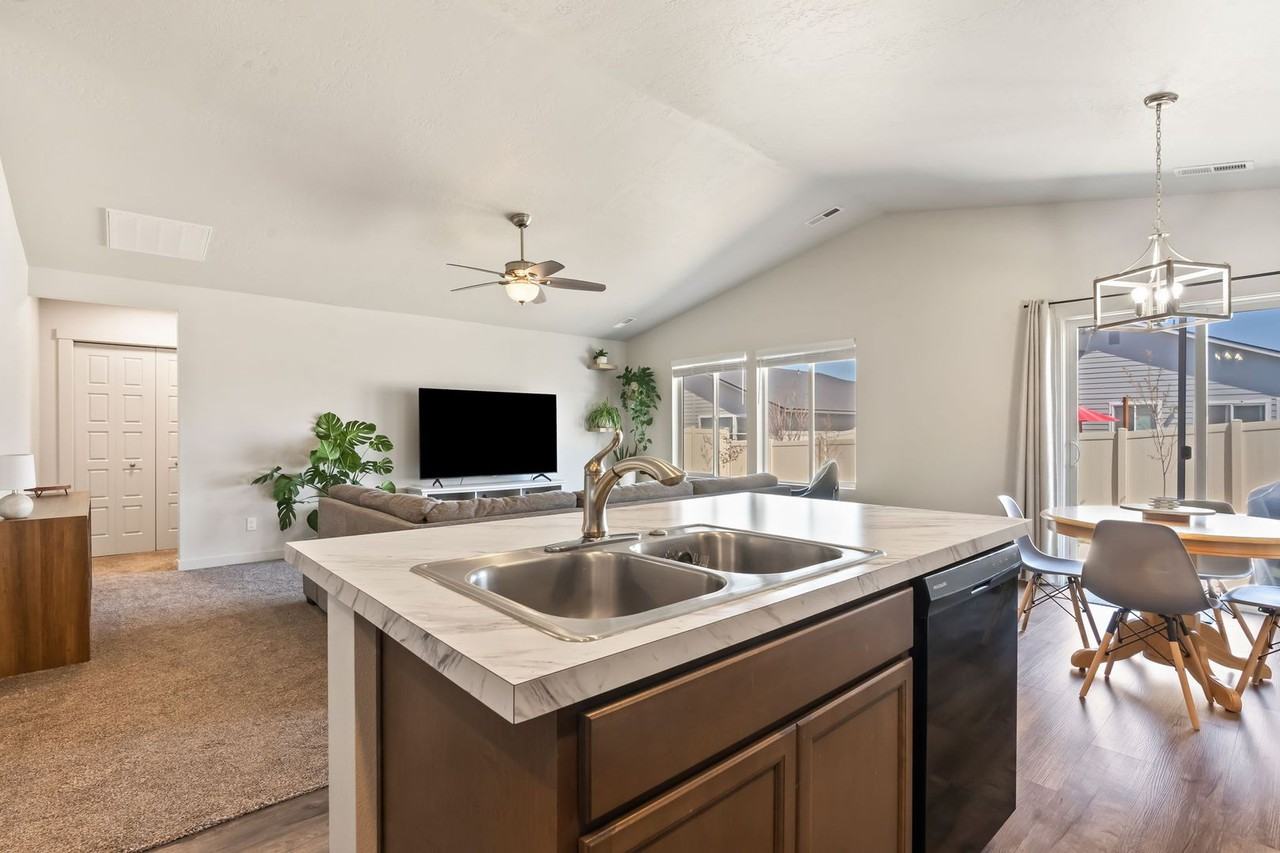 6740 S Nordean Ave - Photo 5 of 17