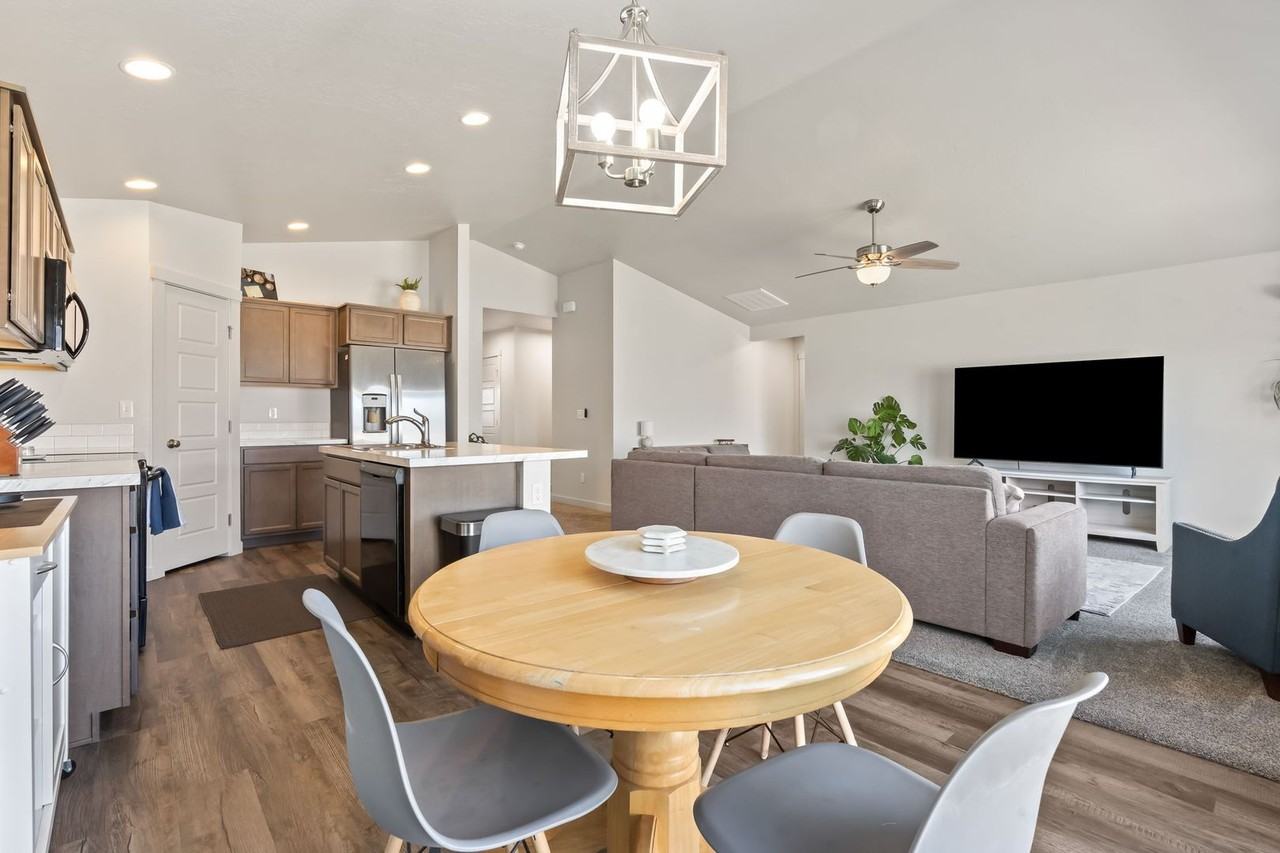 6740 S Nordean Ave - Photo 7 of 17