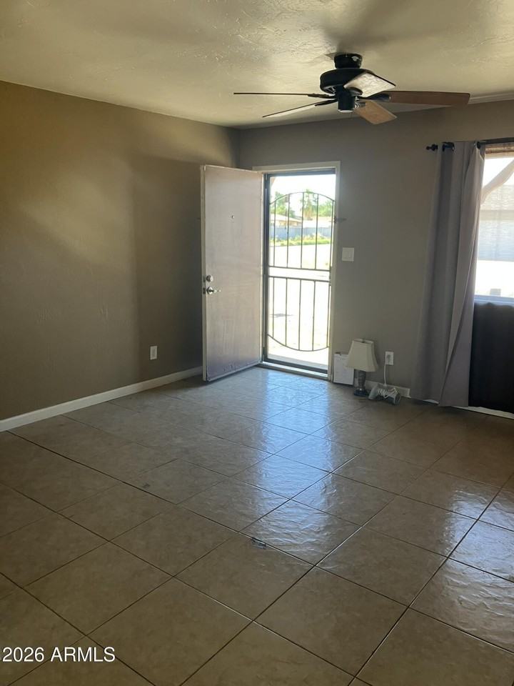 17801 N 8th Dr - Photo 4 of 37