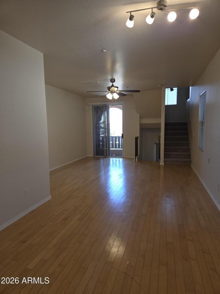 426 N Oak St - Photo 4 of 12