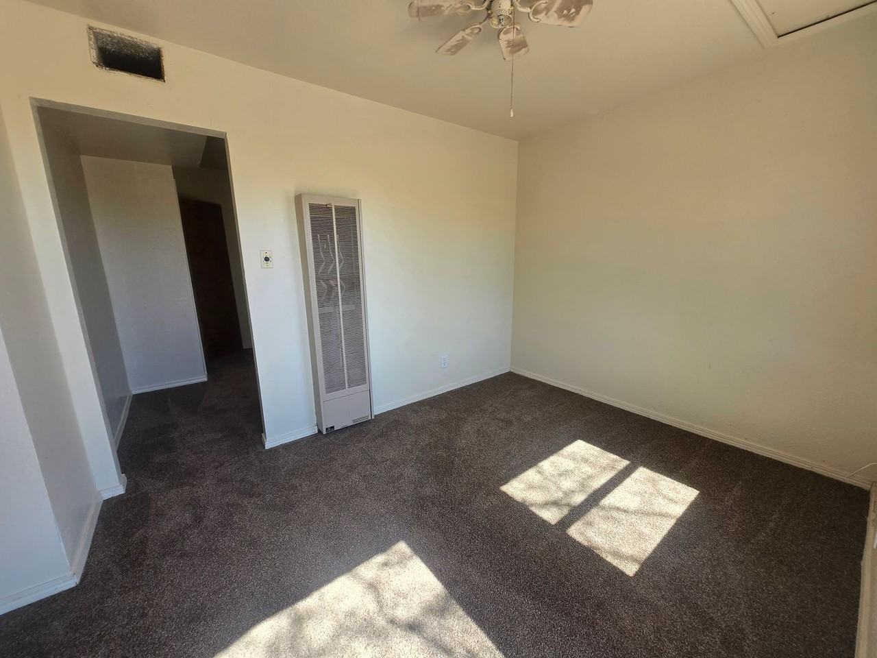 424 E 4th St Apt B - Photo 2 of 5