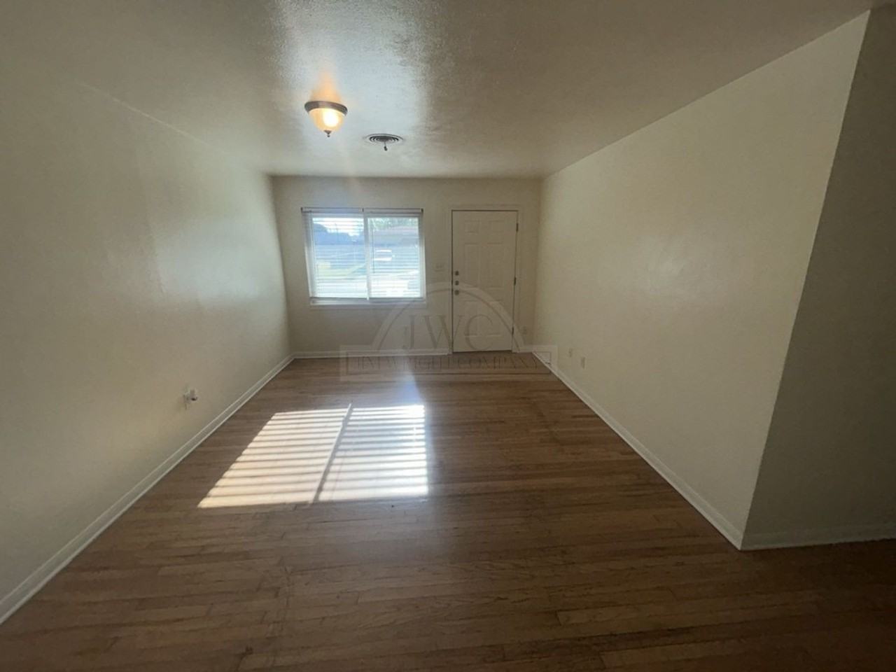 304 Oak St - Photo 2 of 18