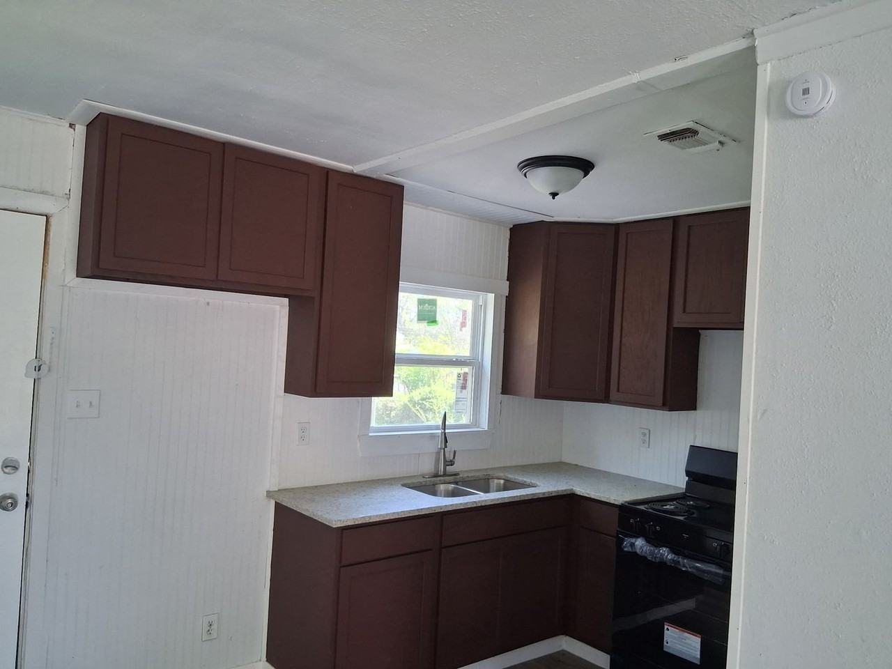 1302 Pecan St - Photo 3 of 13