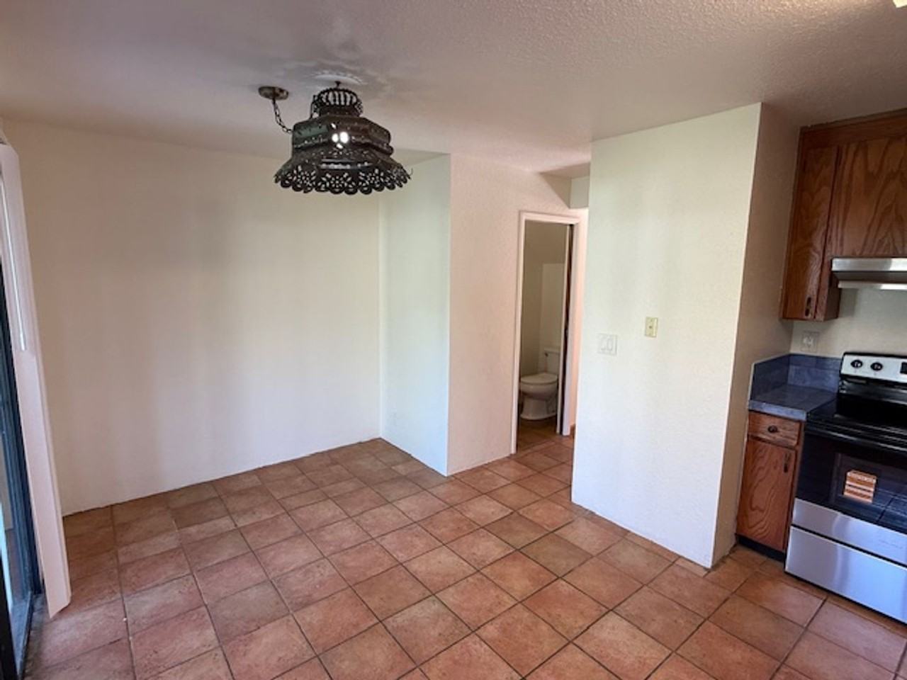 505 Del Valle Cir - Photo 7 of 29