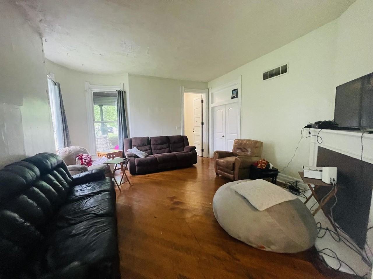 317 N Indiana Ave #3 - Photo 3 of 23