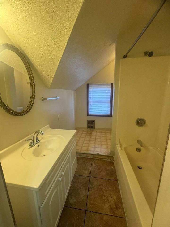 317 N Indiana Ave #3 - Photo 4 of 23