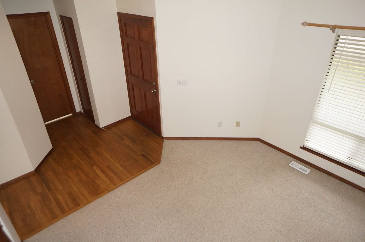 1320 Oak Ter - Photo 4 of 28