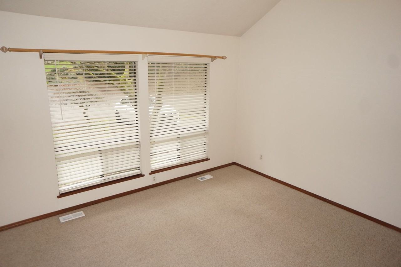 1320 Oak Ter - Photo 5 of 28