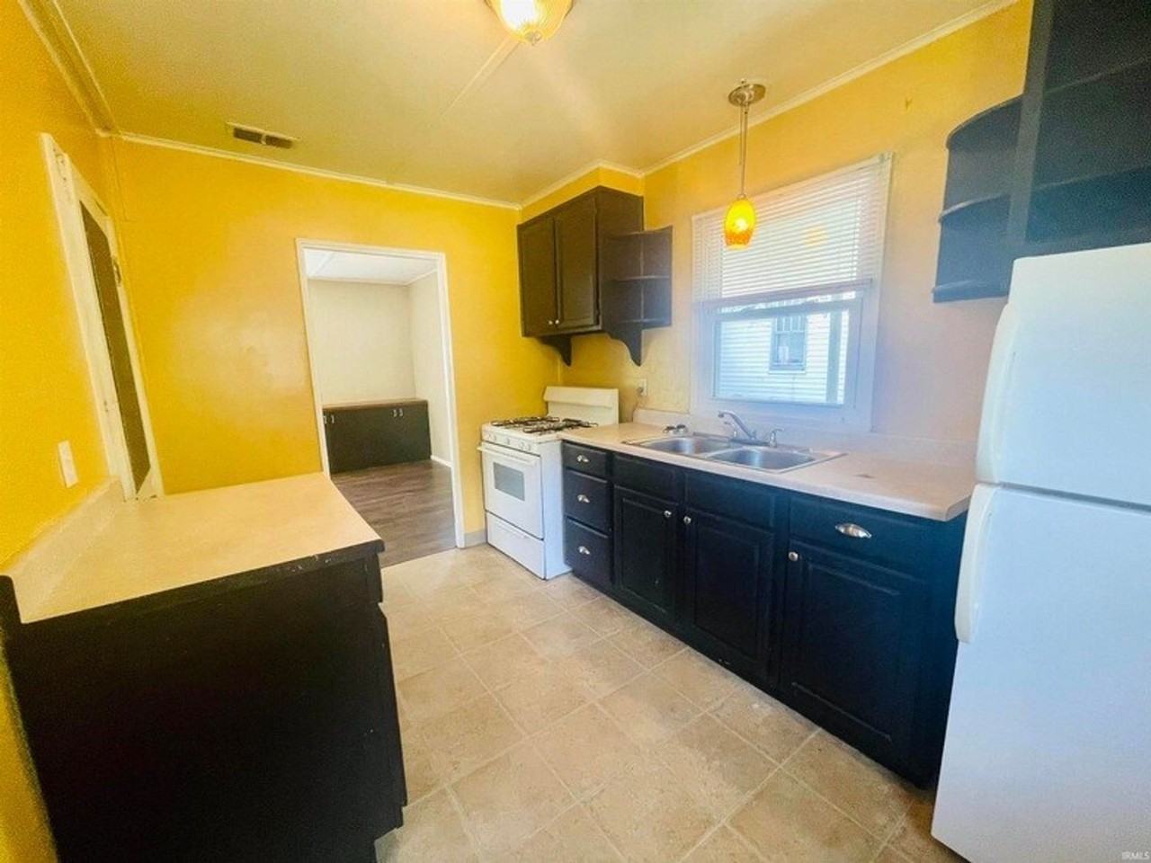 416 S Eastside Dr - Photo 3 of 40