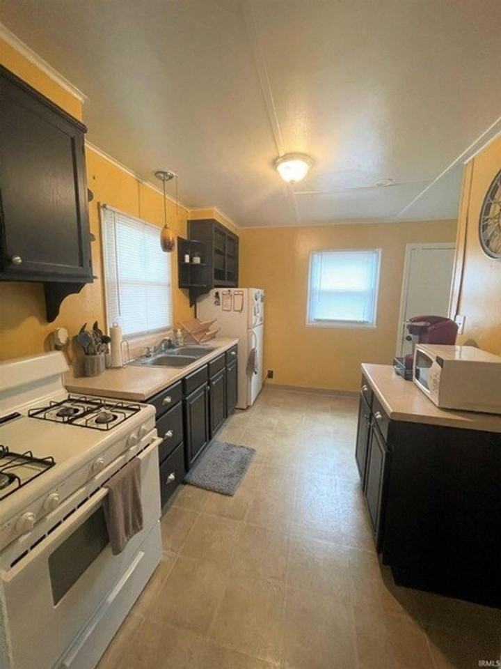 416 S Eastside Dr - Photo 4 of 40