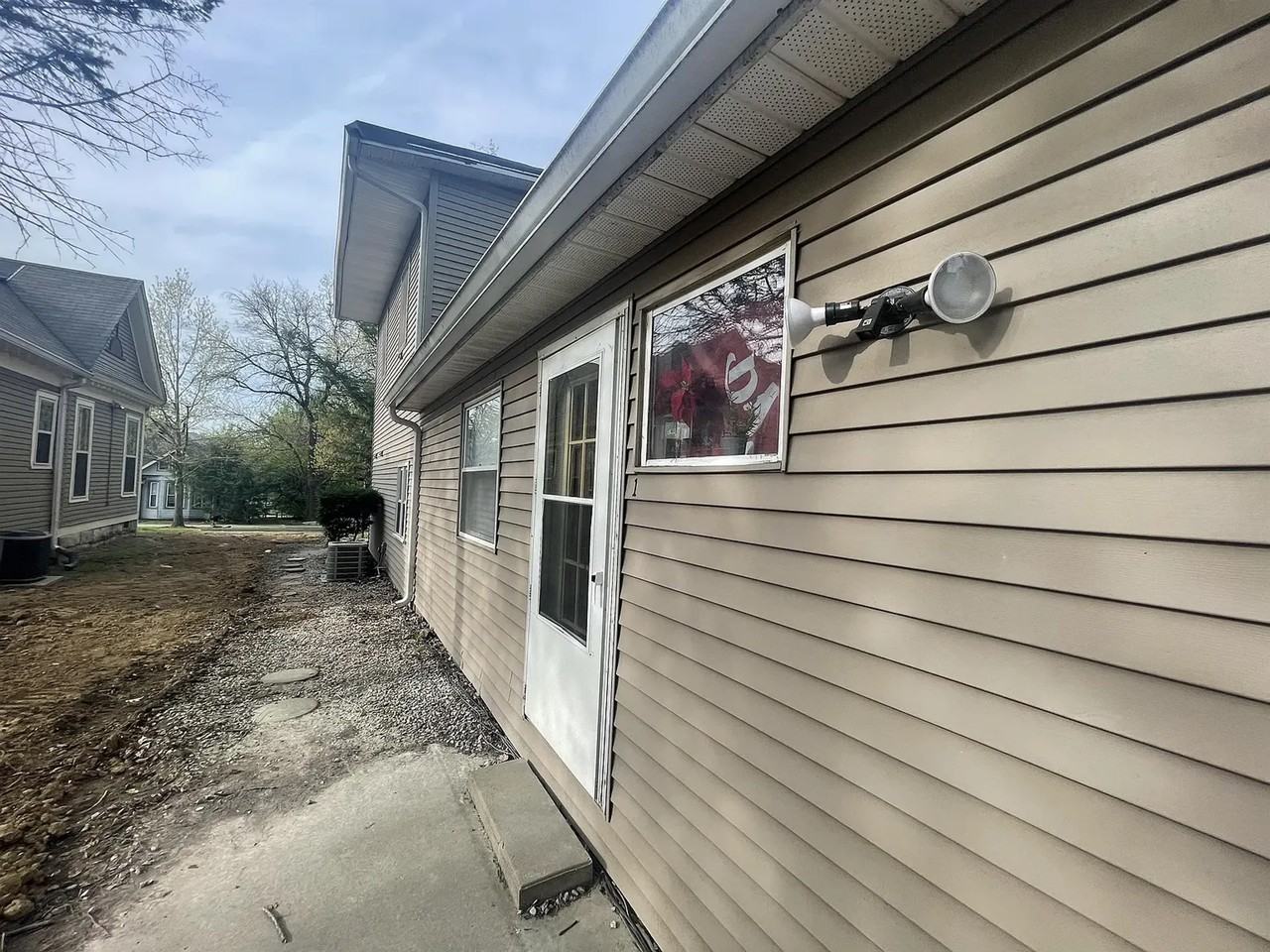 521 E. 7th - Photo 2 of 15