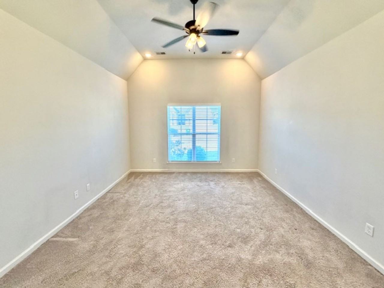 1521 Miskelly Dr - Photo 7 of 13