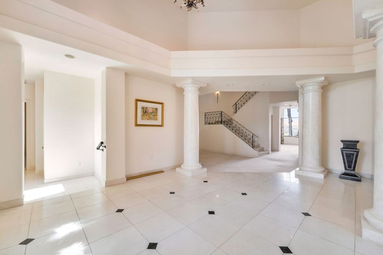 27 Grand Miramar Dr - Photo 2 of 32