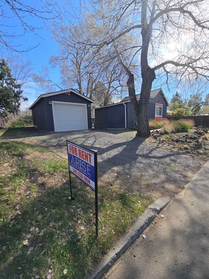 1552 Ne 5th St - Photo 6 of 25