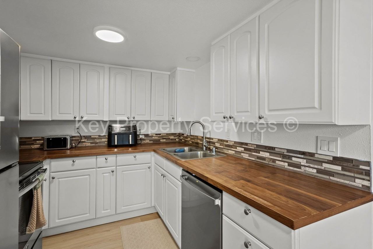 2102 Nw Kelly Dr #9 - Photo 4 of 18