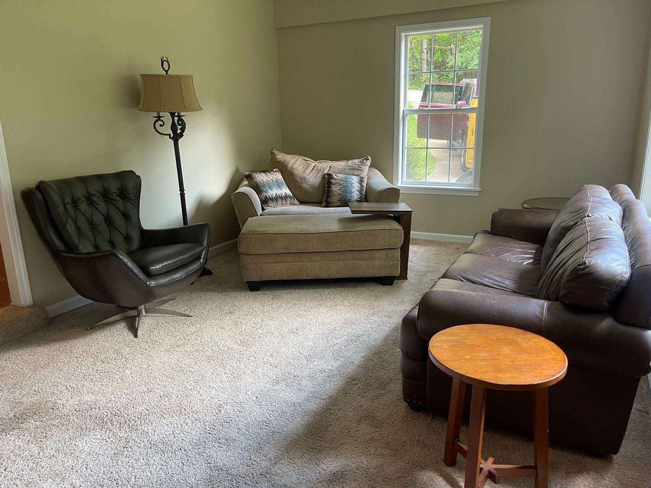 910 Crawford Cir - Photo 3 of 17