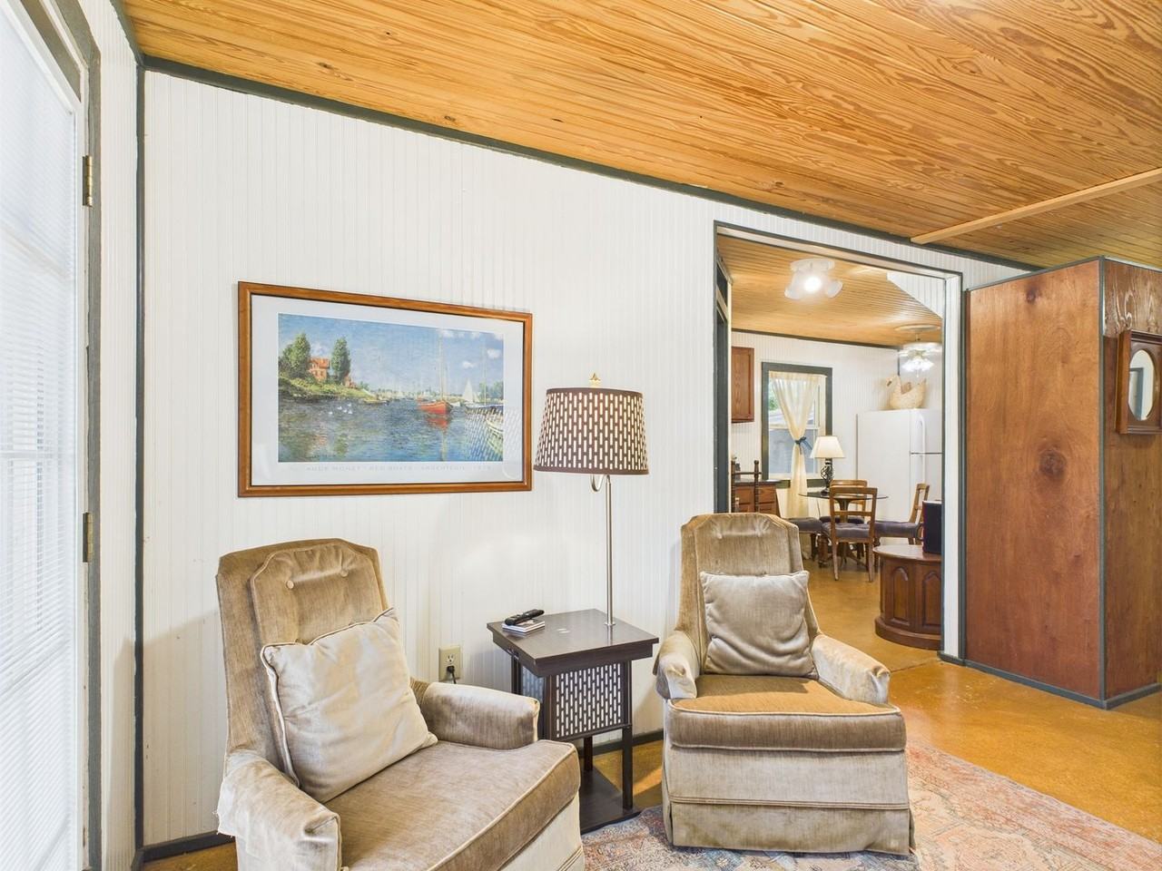 319 W Park St - Photo 4 of 11