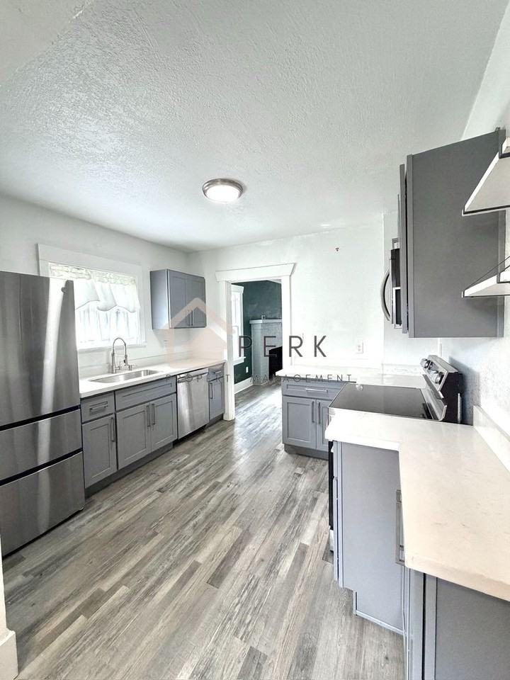 5033 S J St - Photo 5 of 18