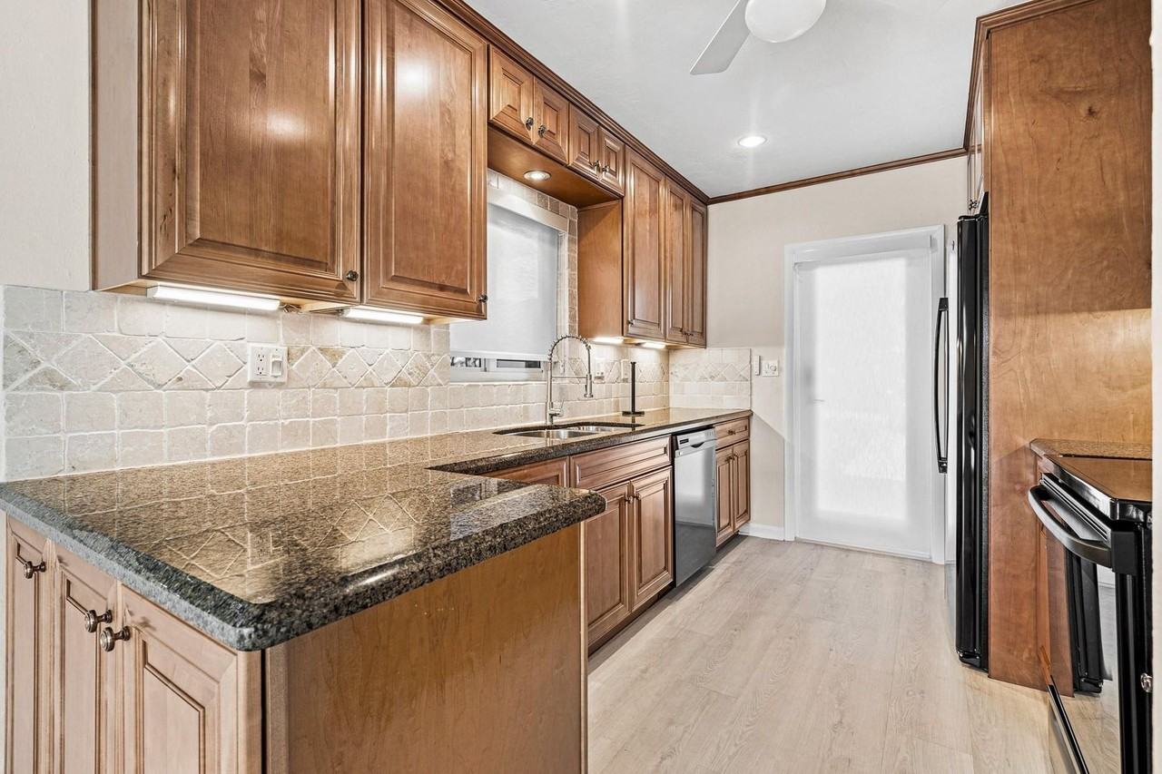 1900 Ne 19th St - Photo 2 of 20