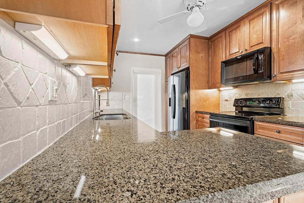 1900 Ne 19th St - Photo 3 of 20