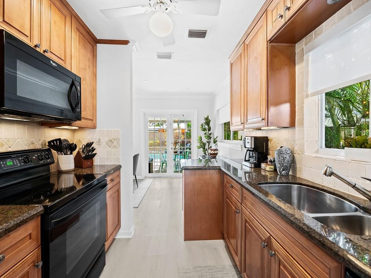 1900 Ne 19th St - Photo 4 of 20