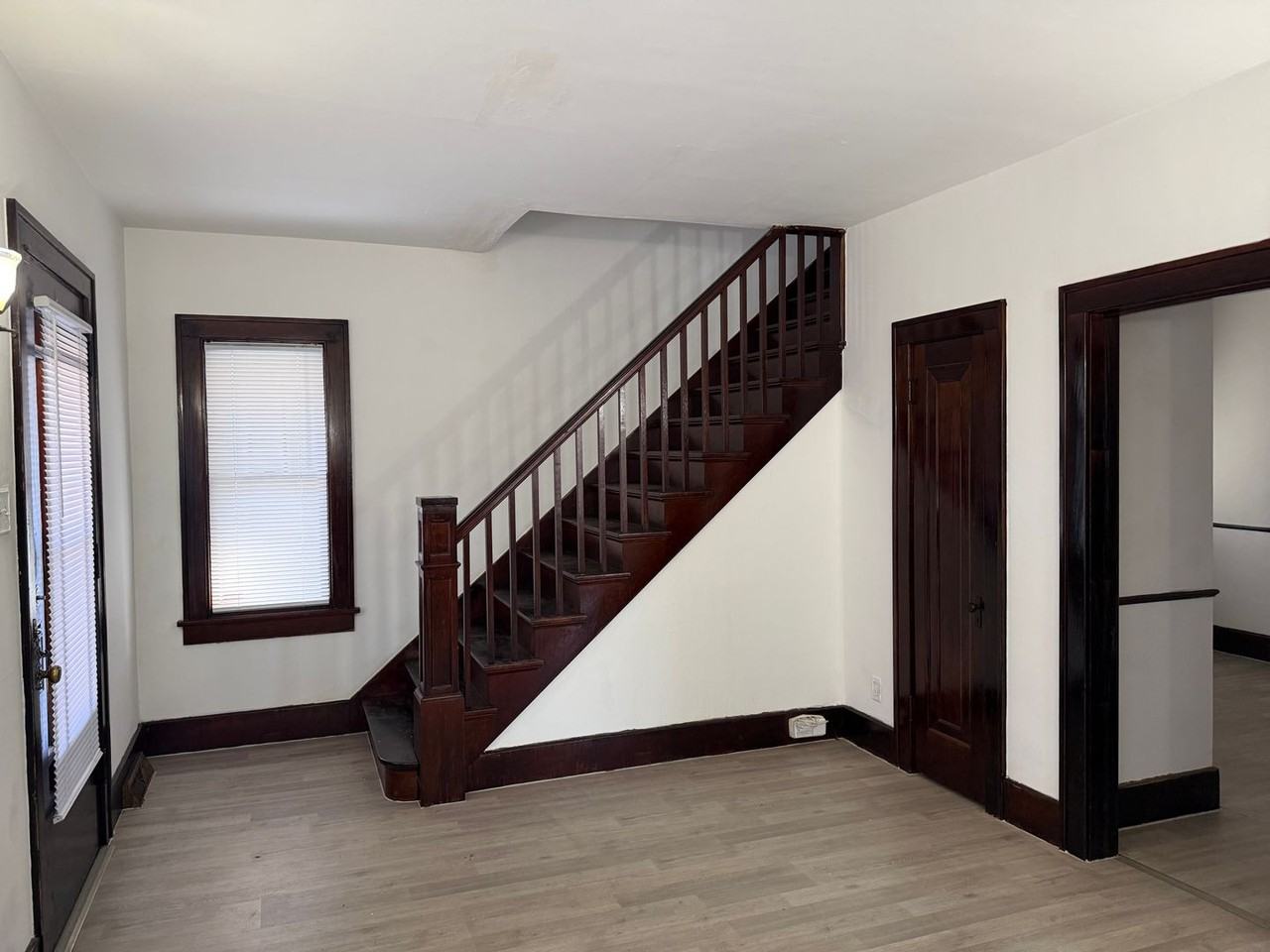 1307 S Pasfield St - Photo 2 of 16