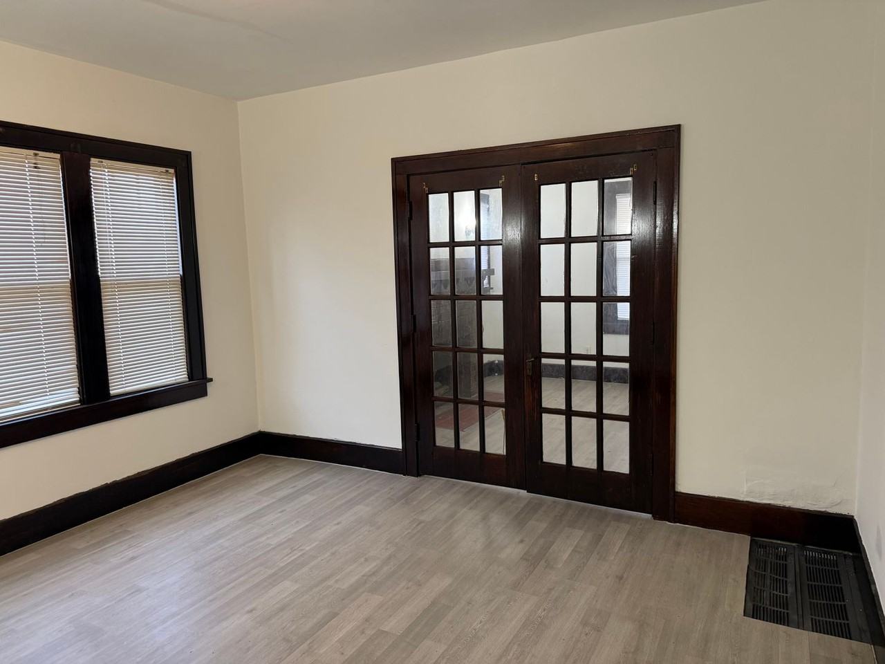 1307 S Pasfield St - Photo 5 of 16