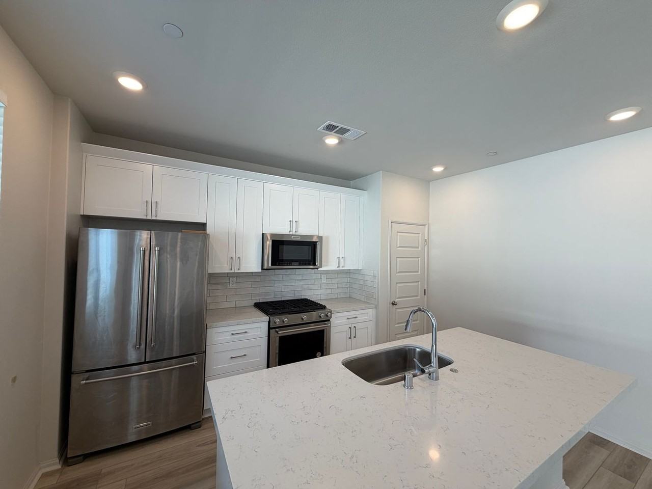 243 Lockhart Way - Photo 7 of 25