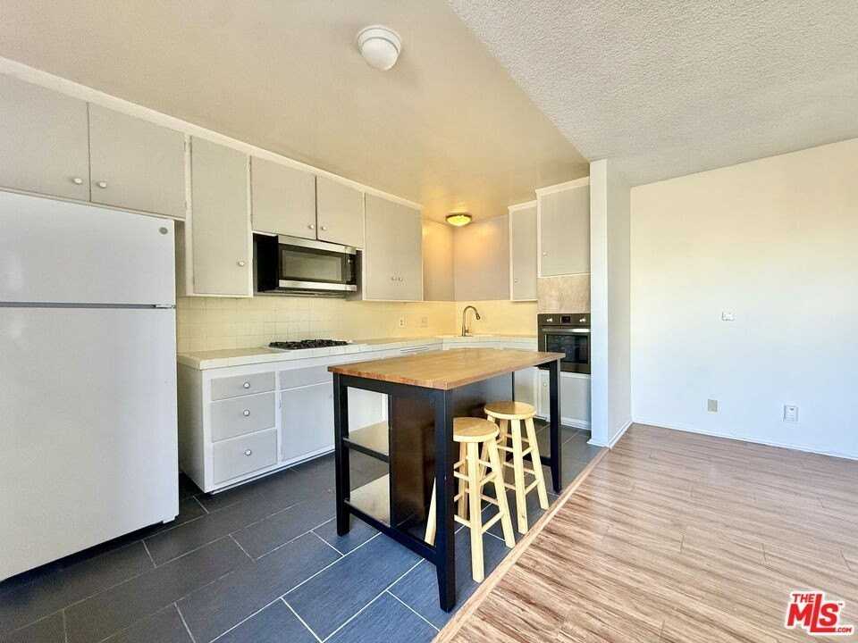 127 Loma Vista St Apt 5 - Photo 3 of 6