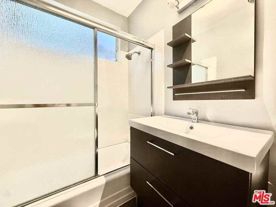 127 Loma Vista St Apt 5 - Photo 4 of 6