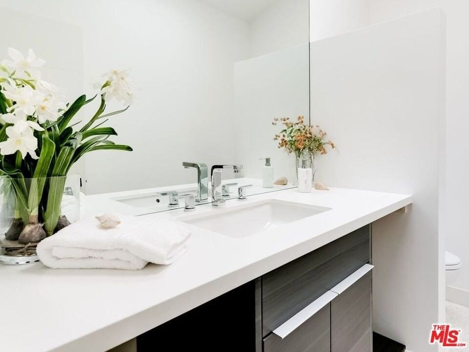 5470 Katherine Ave - Photo 5 of 24