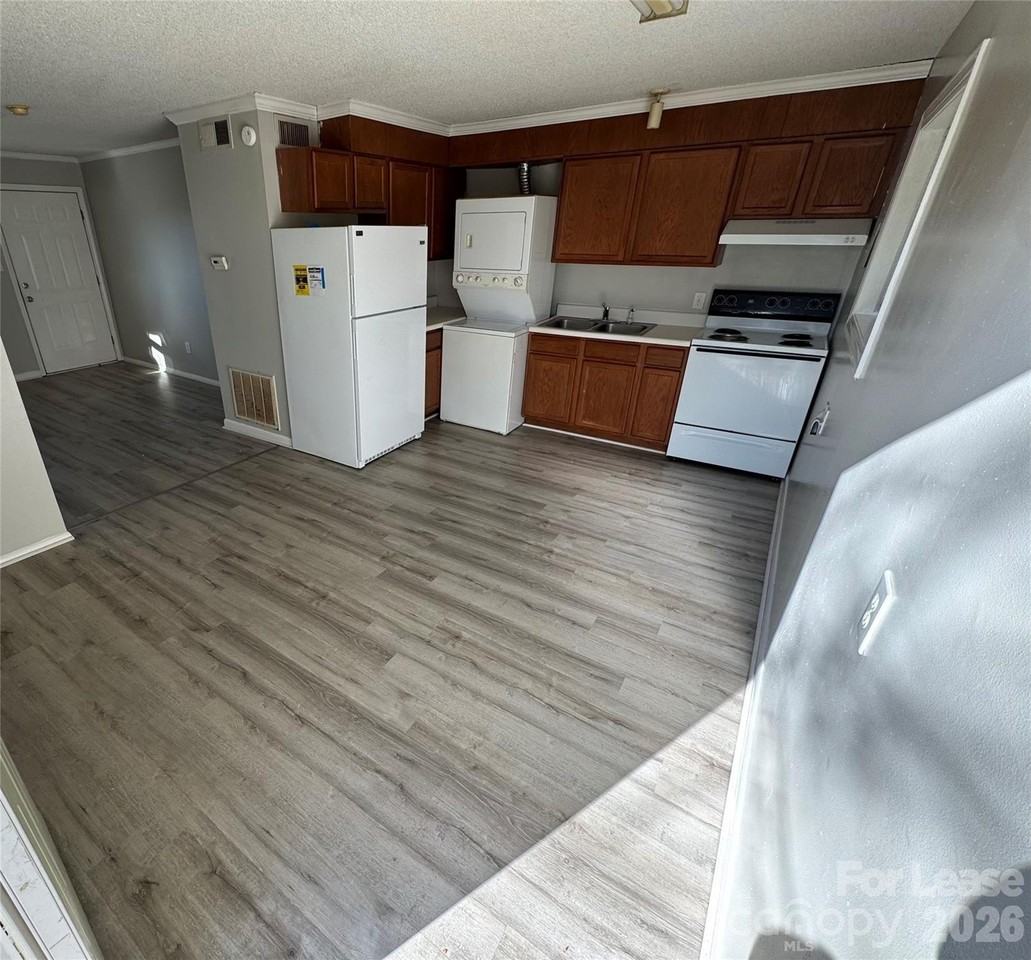 825 N Lee St Apt 205 - Photo 2 of 4