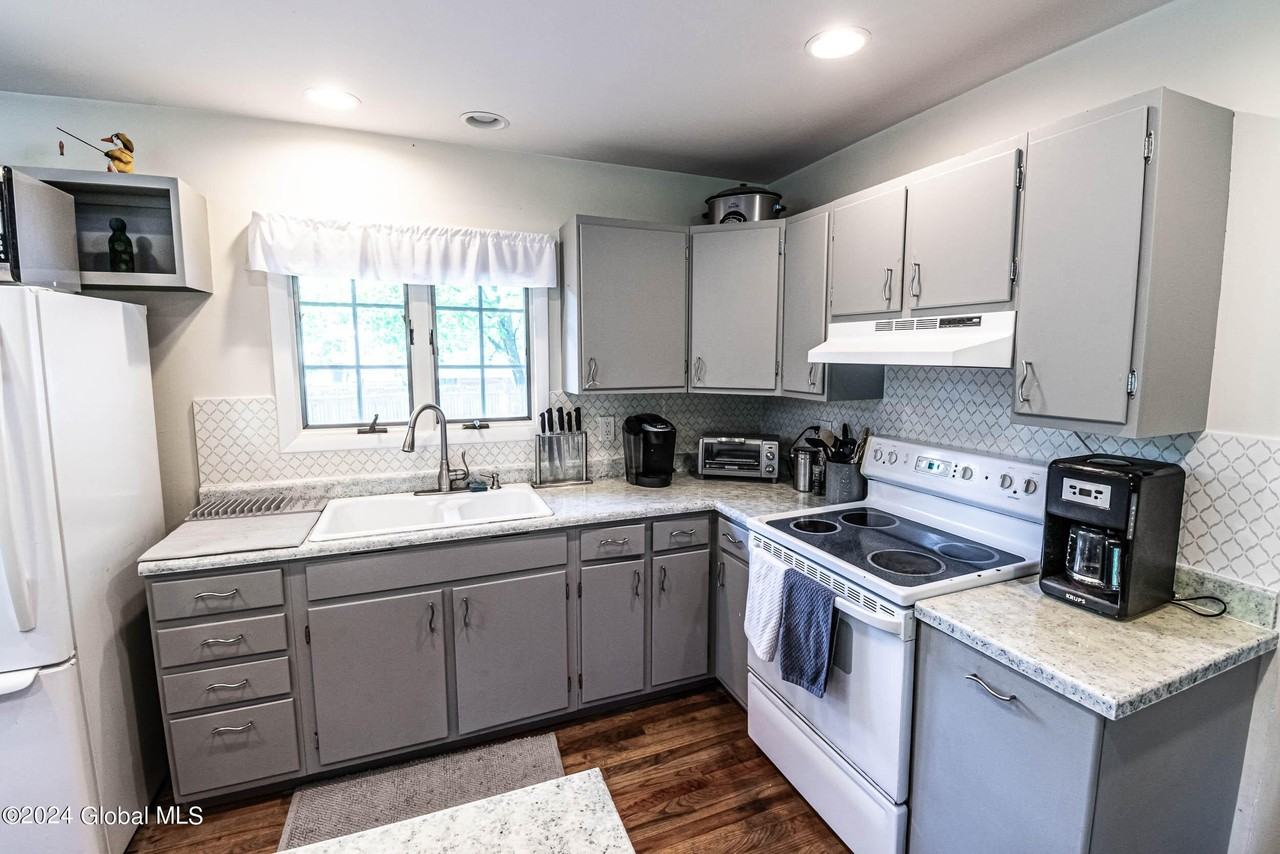 297 W Circular St - Photo 4 of 22