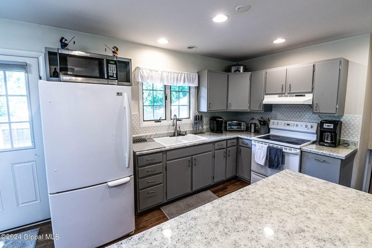 297 W Circular St - Photo 5 of 22