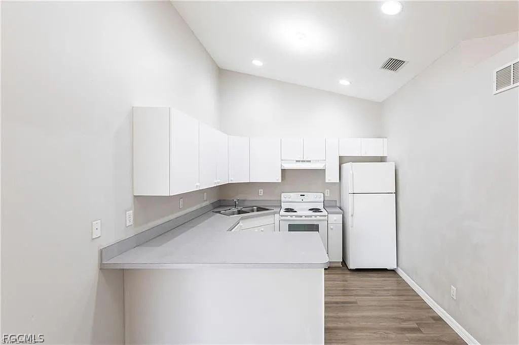 2130 Ne 8th Pl - Photo 7 of 26