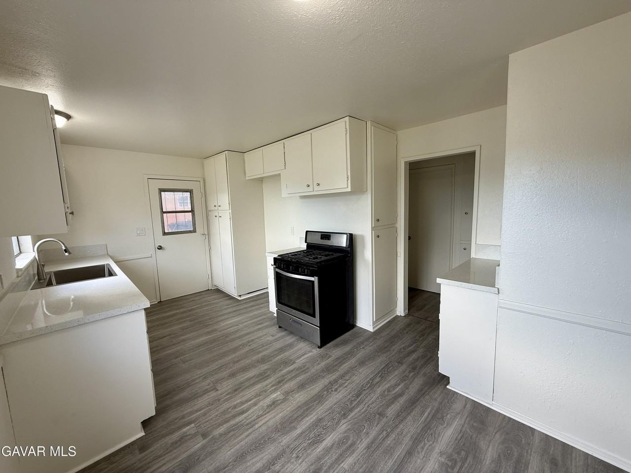 44411 Kingtree Ave - Photo 3 of 8