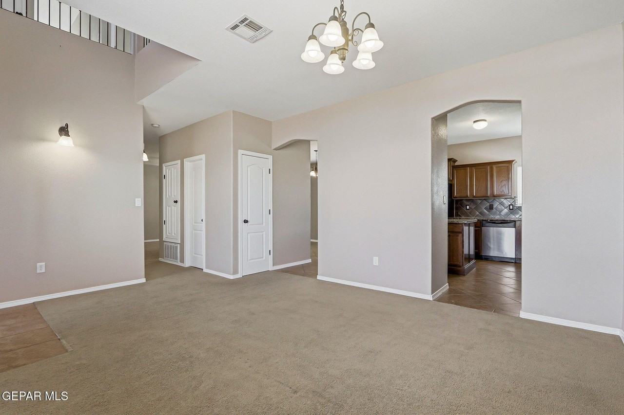 3165 Sarina Cir - Photo 6 of 39