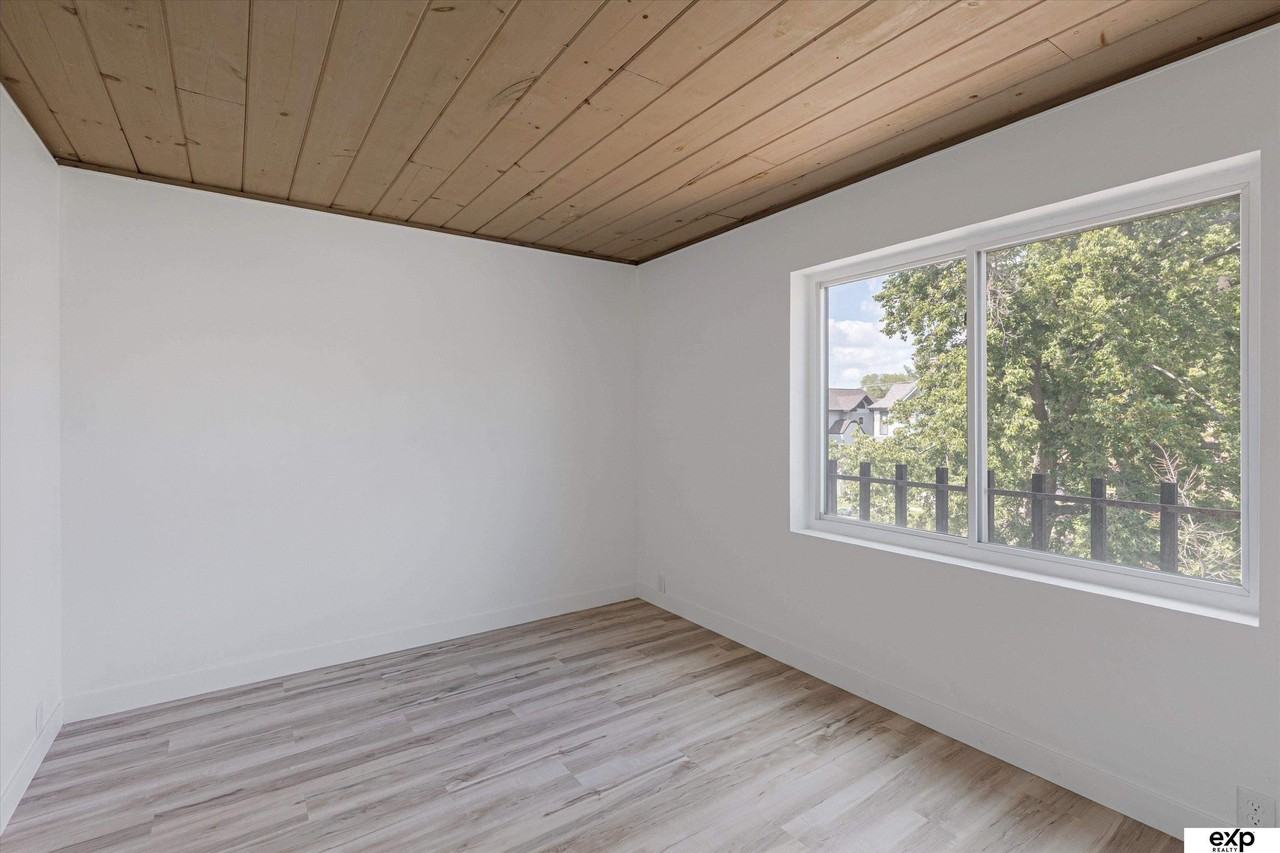 1635 E St - Photo 3 of 16