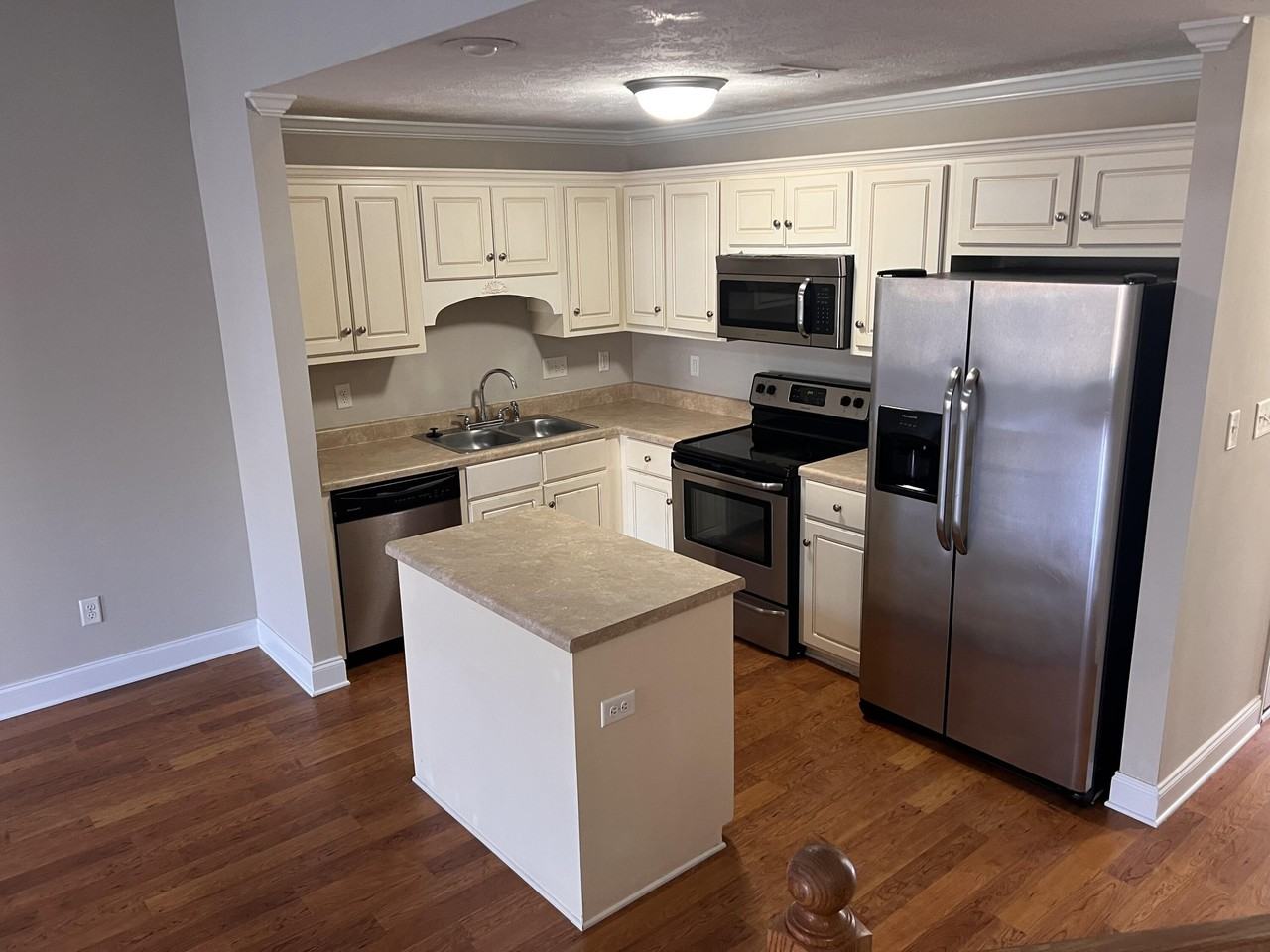 941 Bryan Cir - Photo 3 of 9