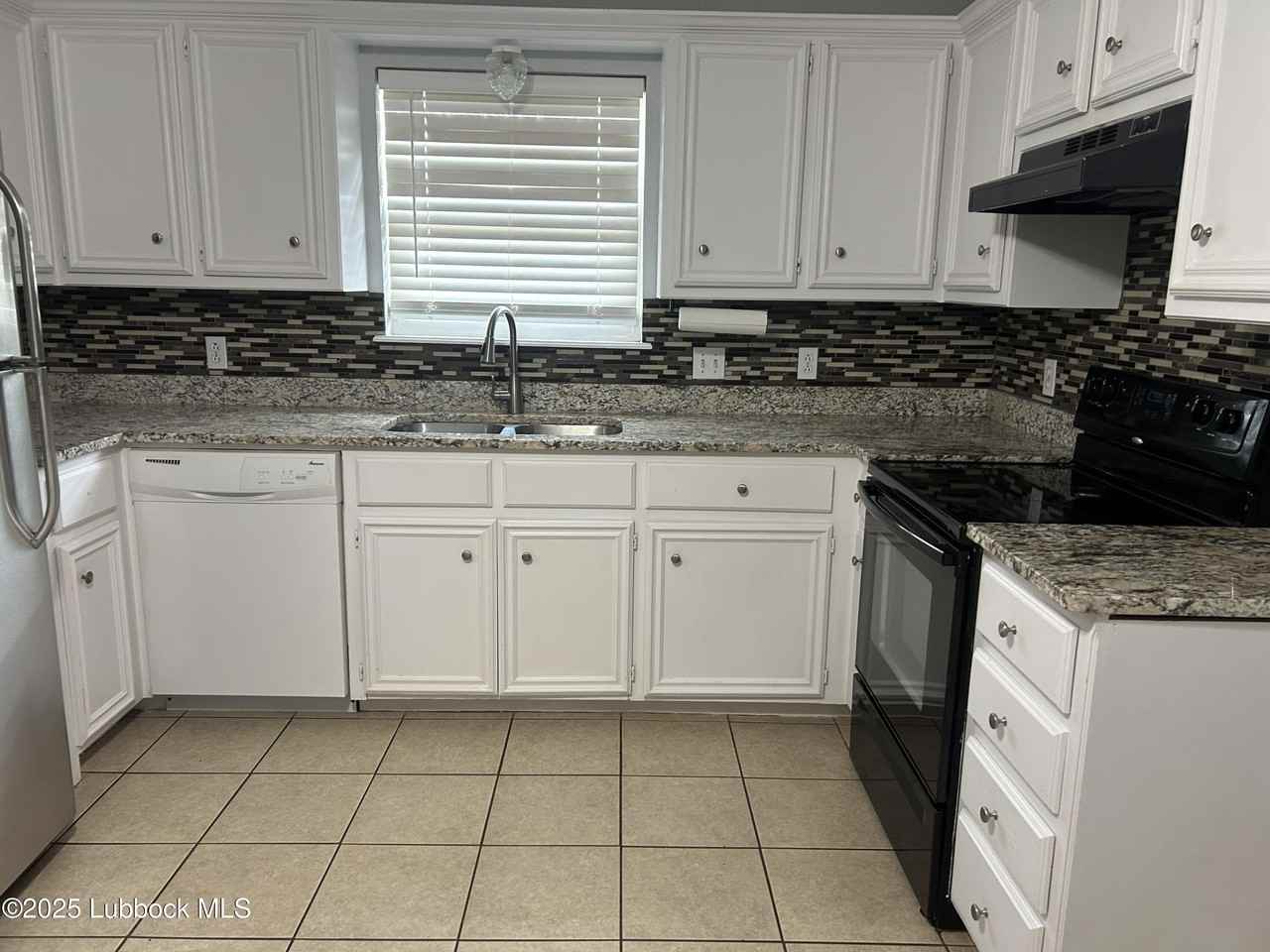 4630 Erskine St - Photo 2 of 16