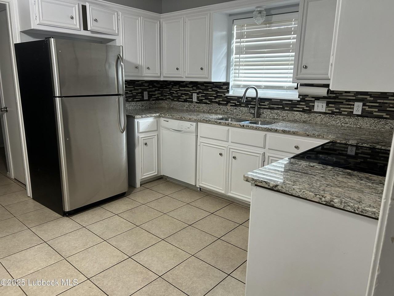 4630 Erskine St - Photo 5 of 16