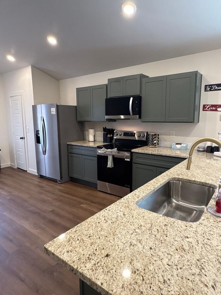 2515 Kenwood Ave - Photo 2 of 11