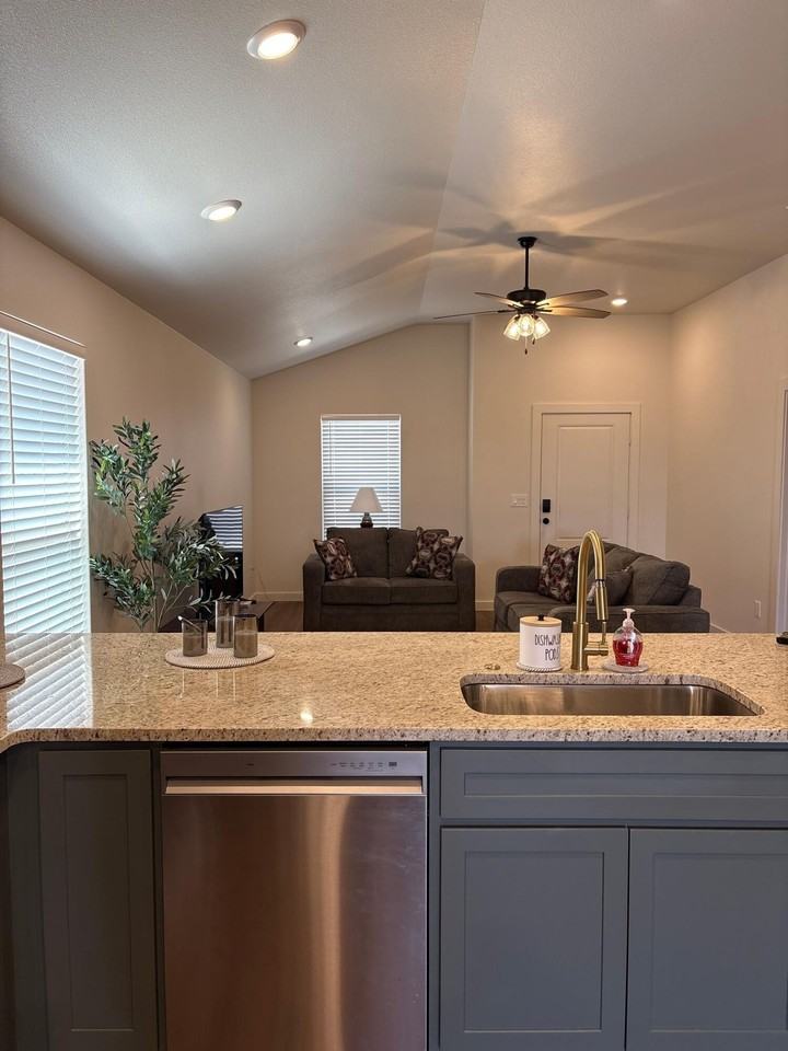 2515 Kenwood Ave - Photo 3 of 11