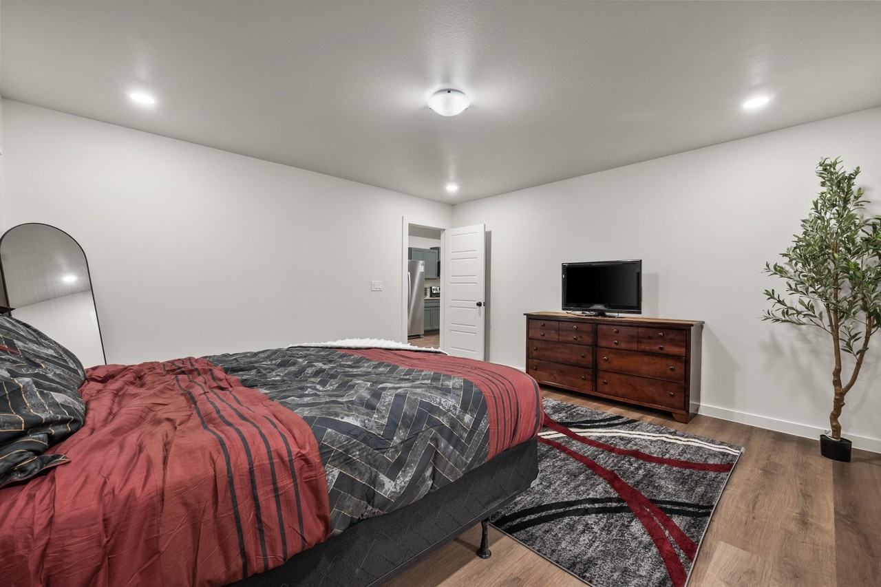2515 Kenwood Ave - Photo 5 of 11