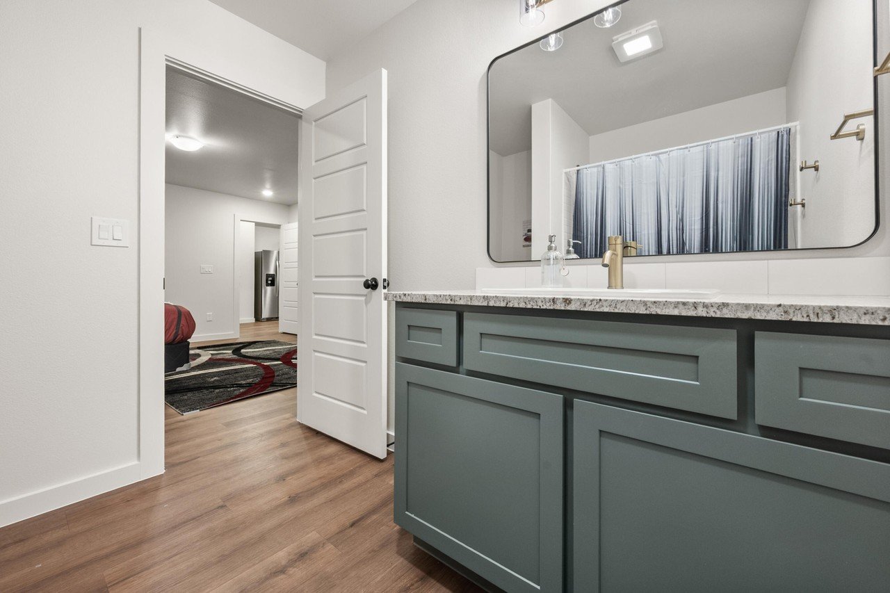 2515 Kenwood Ave - Photo 6 of 11
